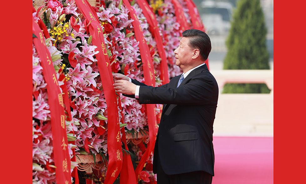 Xi pays tribute to national heroes at Tian'anmen Square